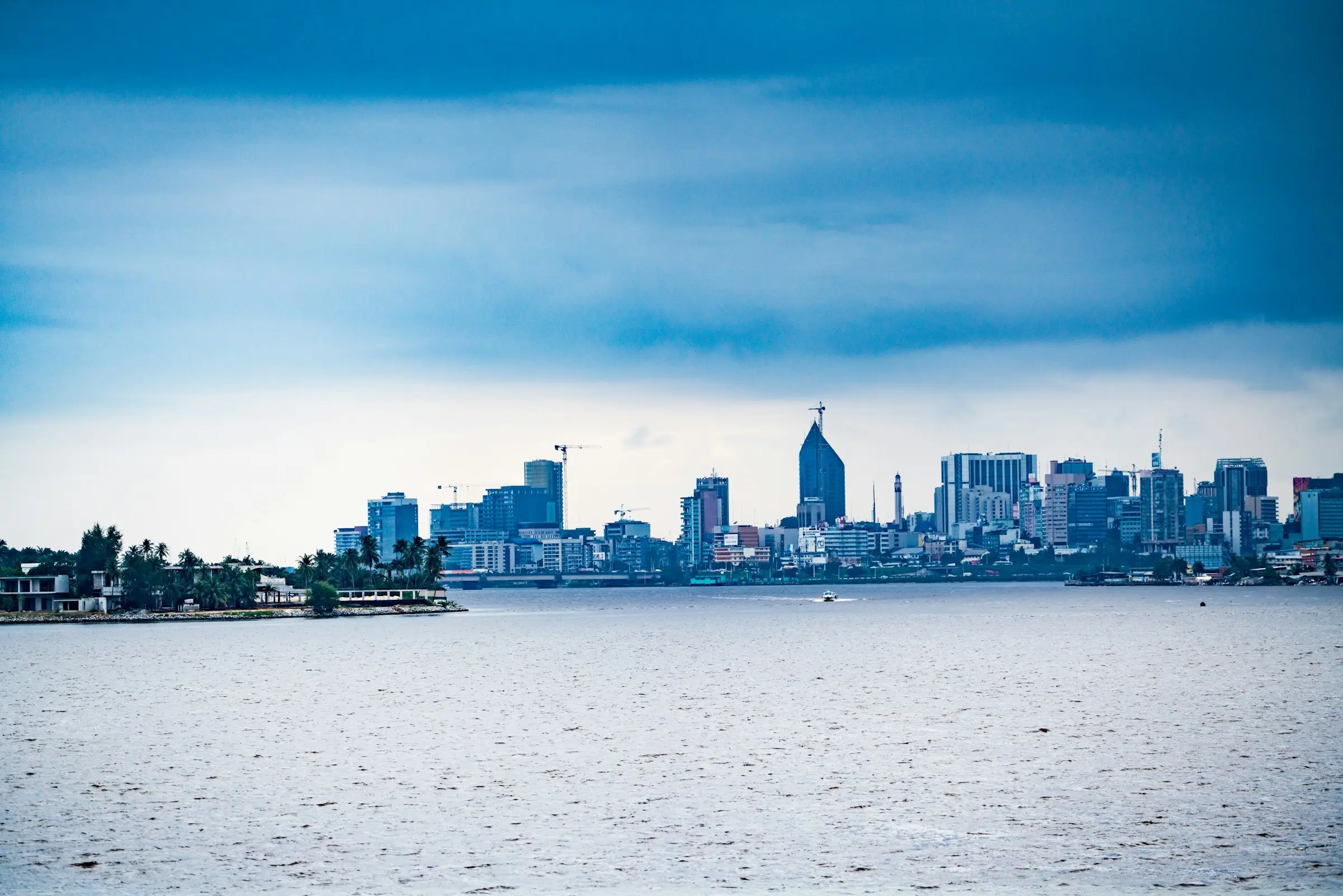Les tours du Plateau d’Abidjan vues depuis la lagune Ébrié