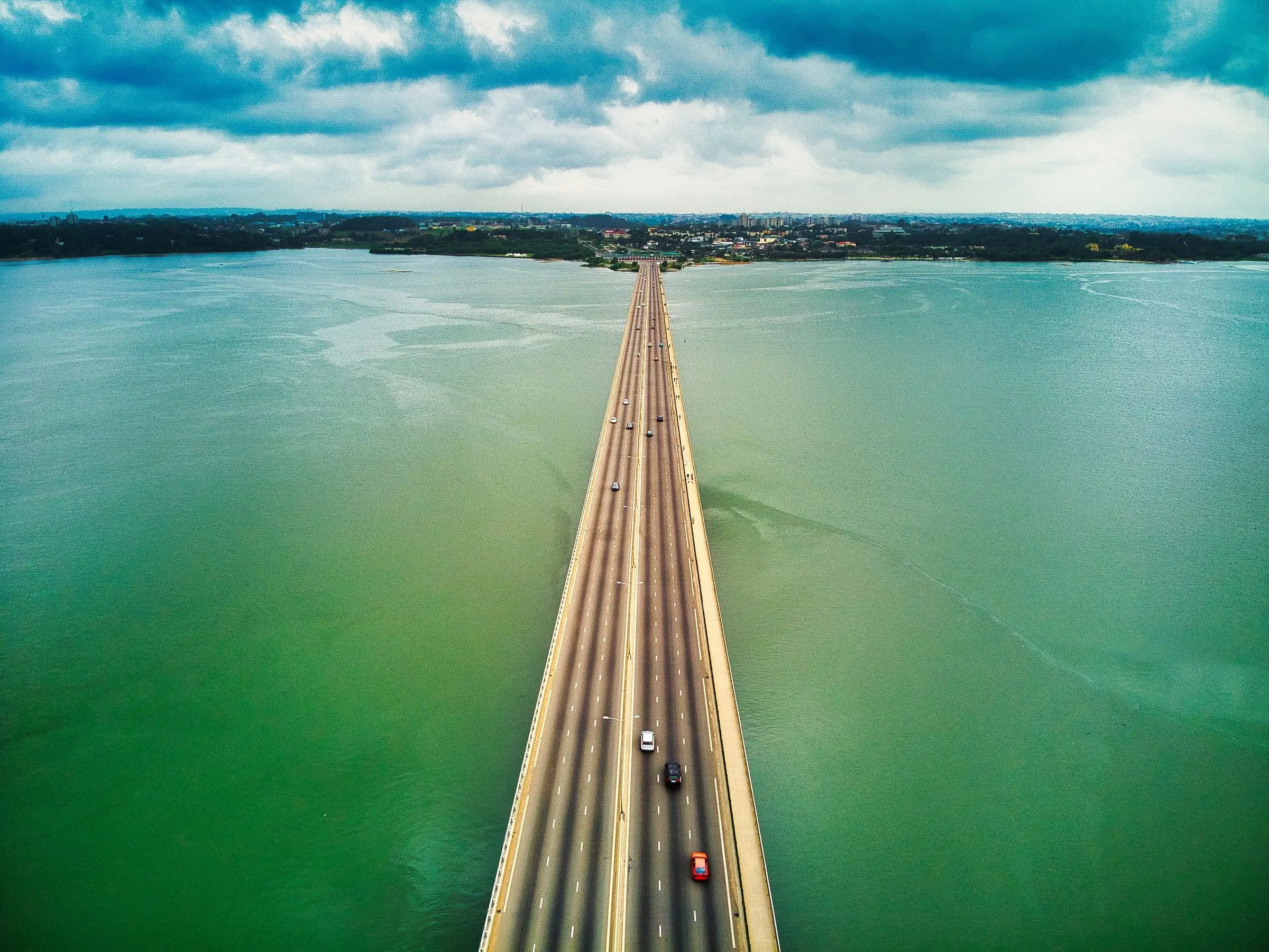 Le pont Henri-Konan-Bédié et la lagune Ébrié vus du ciel, à Abidjan