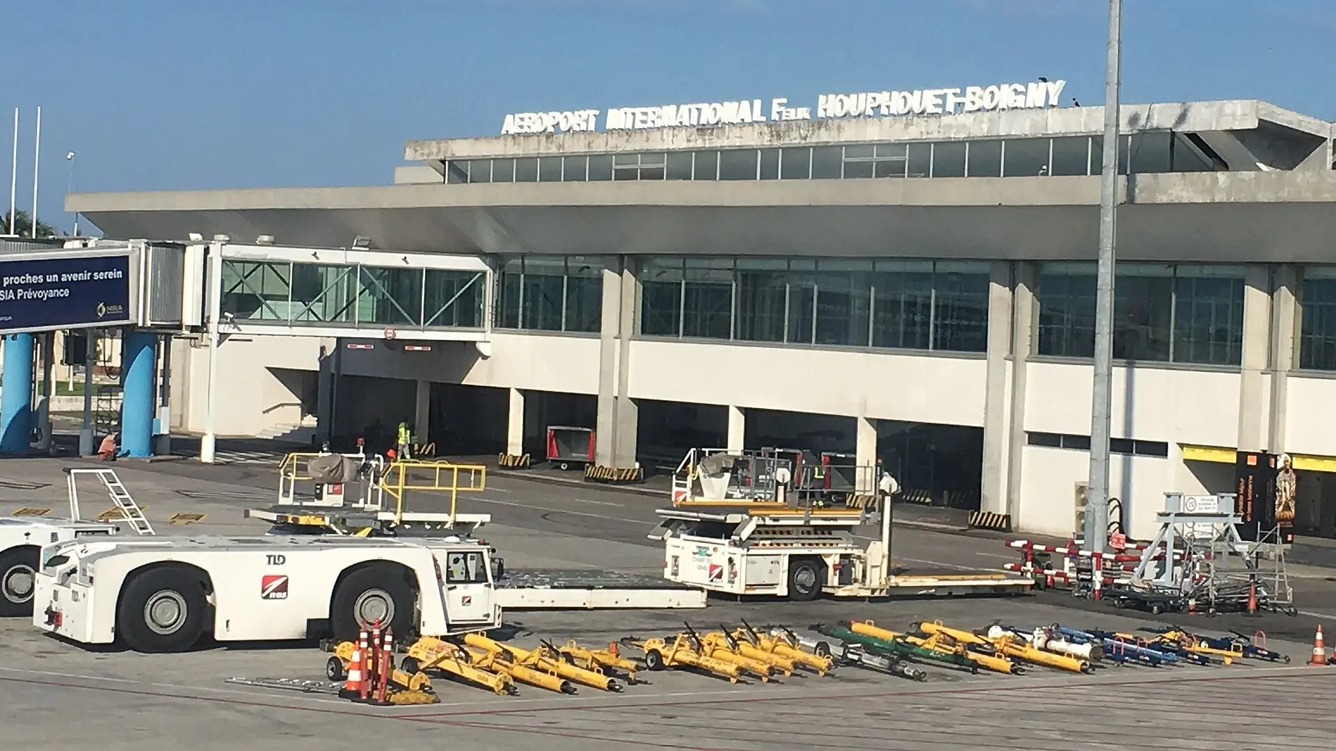 Aérogare de l’aéroport Félix-Houphouët-Boigny d’Abidjan, côté pistes