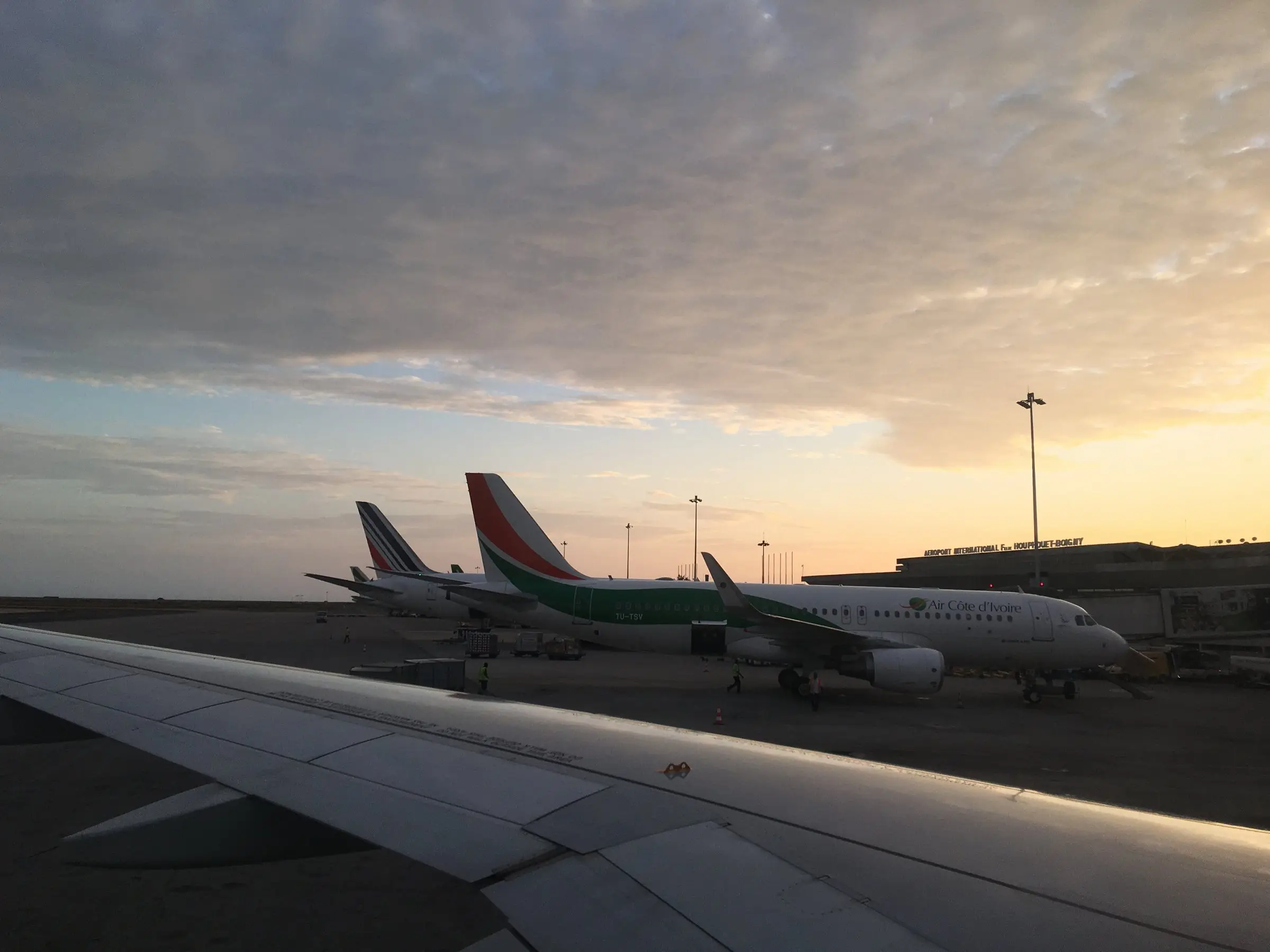 Aéroport Félix-Houphouët-Boigny d’Abidjan au crépuscule, vu depuis le hublot