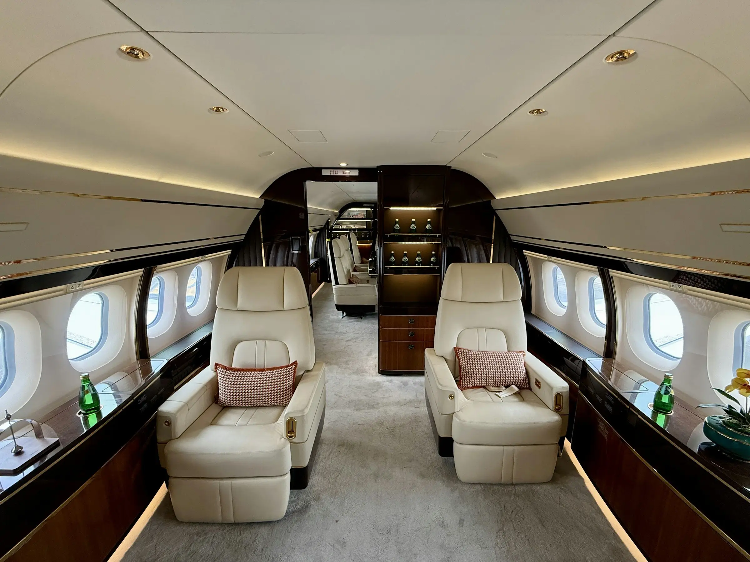 Cabine d’un jet privé, fauteuils en cuir crème