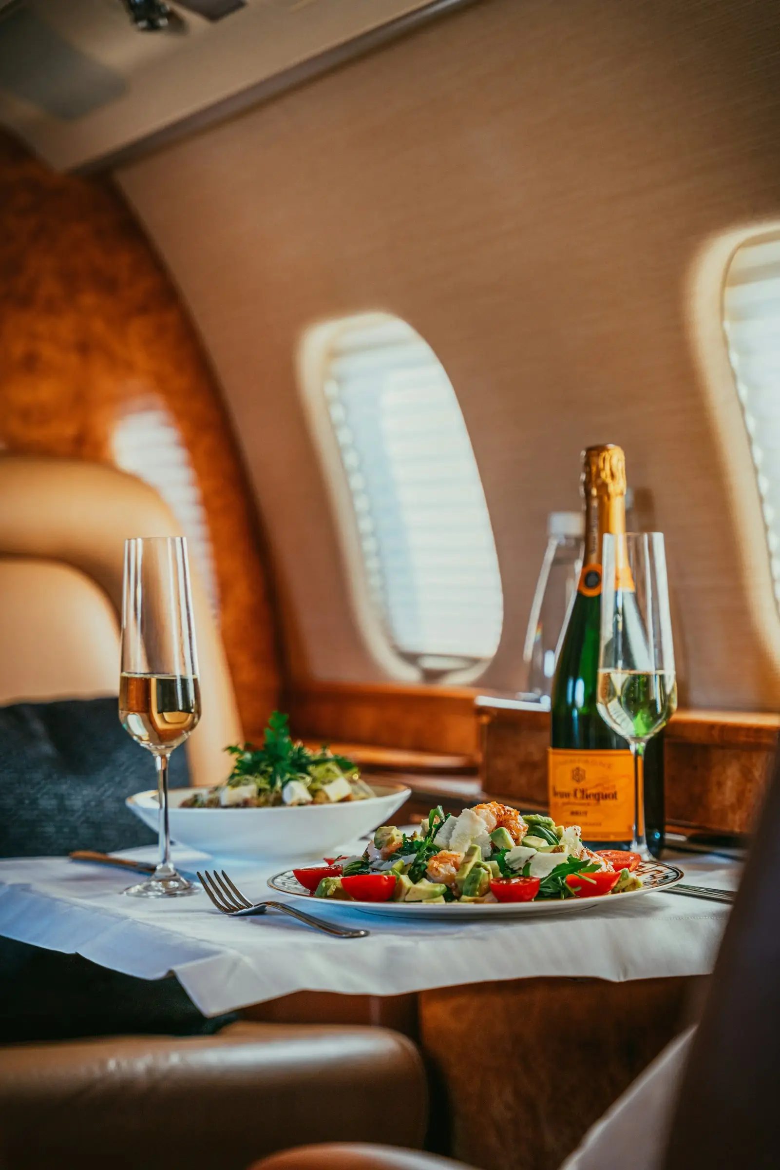 Champagne et repas servis à bord d’un jet privé