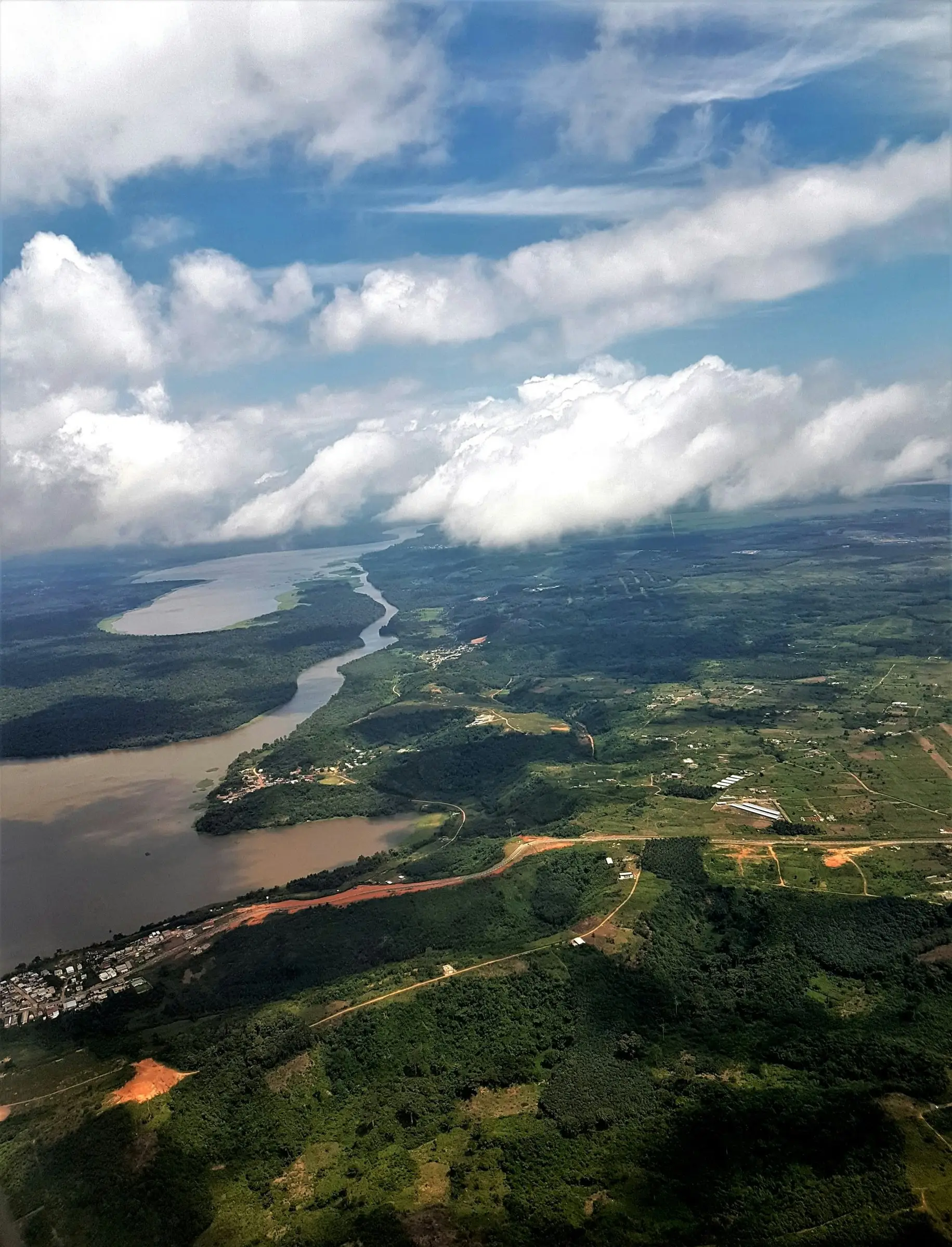 Forêt et fleuve vus depuis le hublot d’un avion