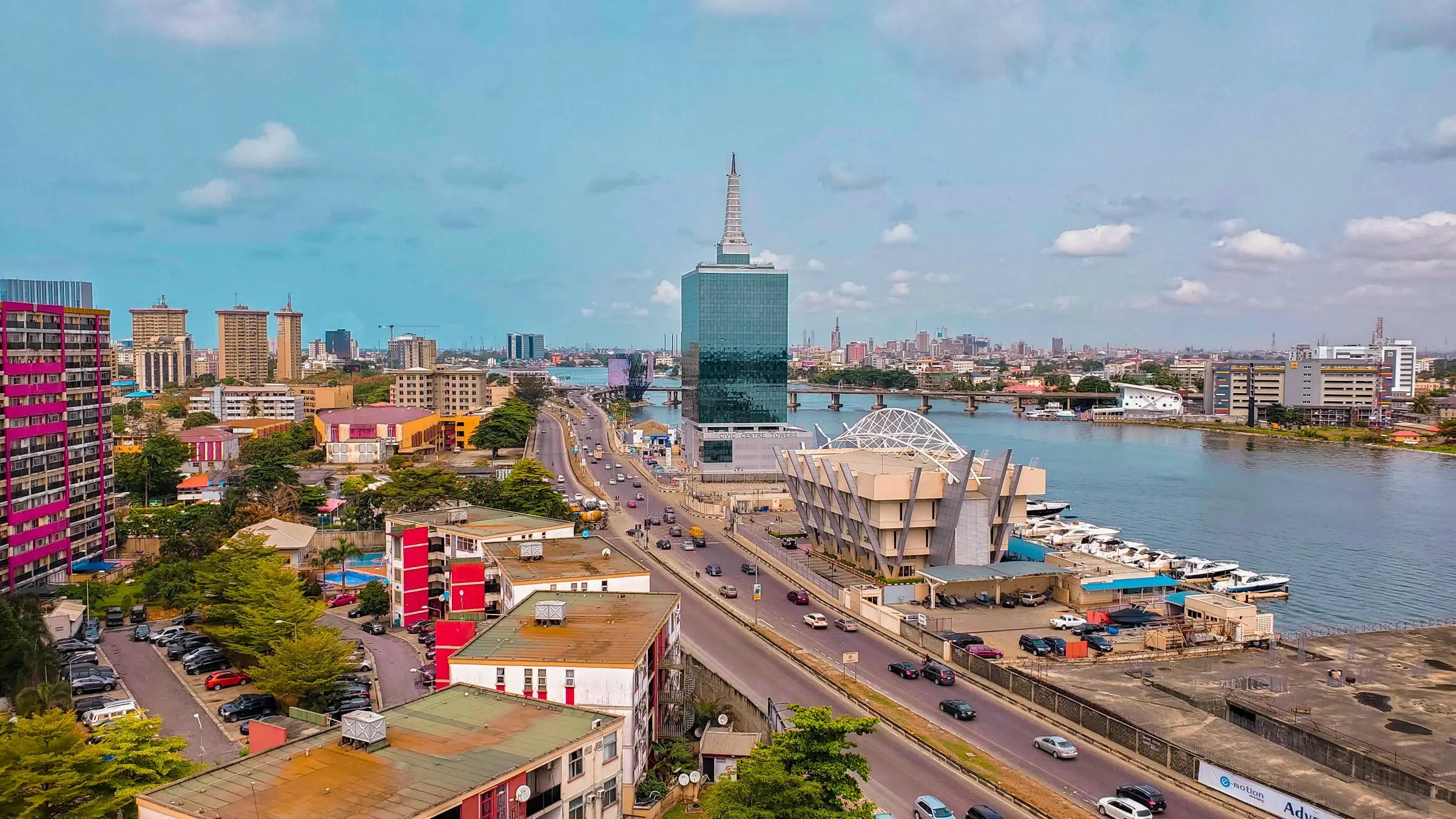 Vue aérienne de Lagos et de sa lagune, destination d’un vol en jet privé depuis Abidjan