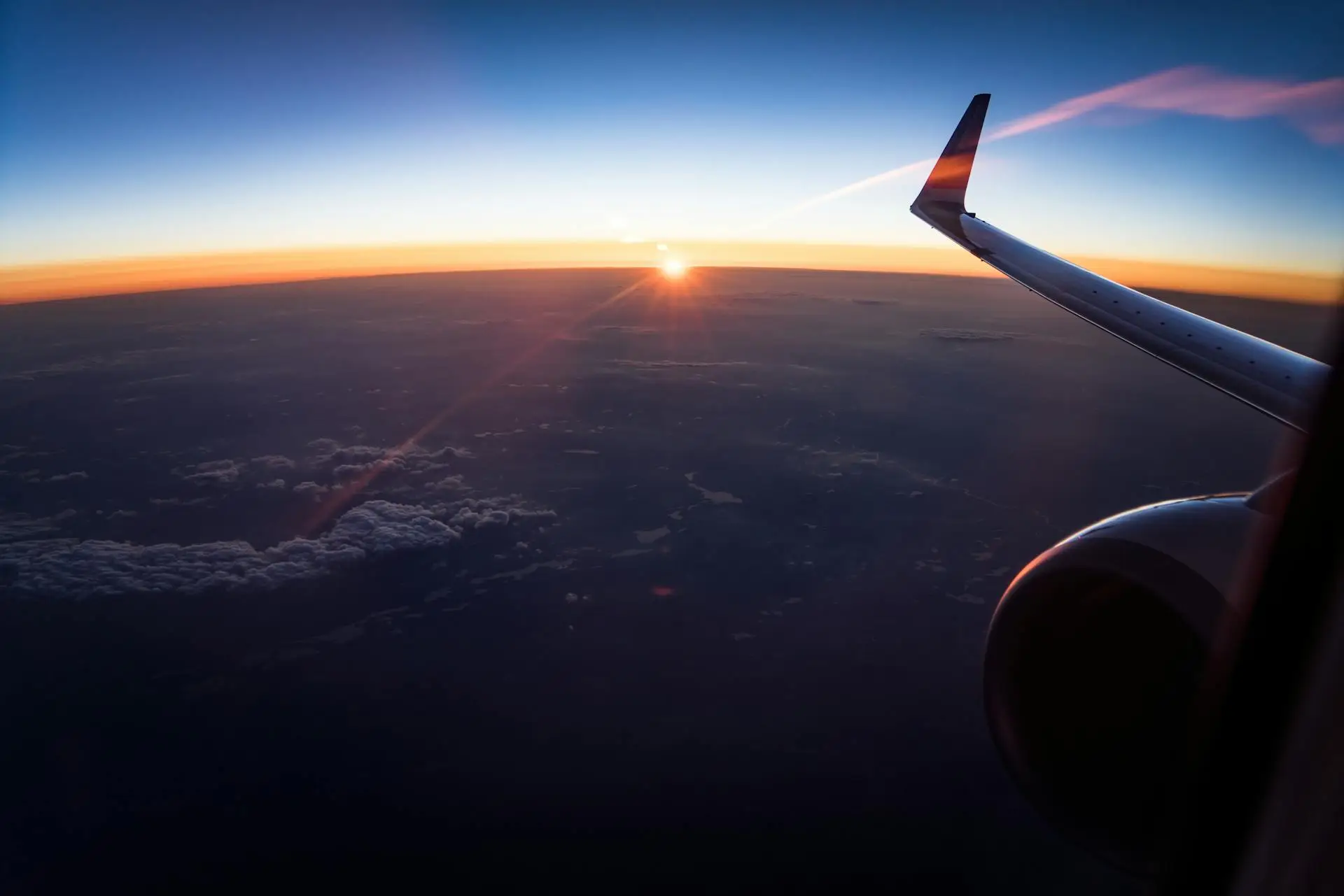 Coucher de soleil vu depuis un avion en vol vers une destination au départ d’Abidjan