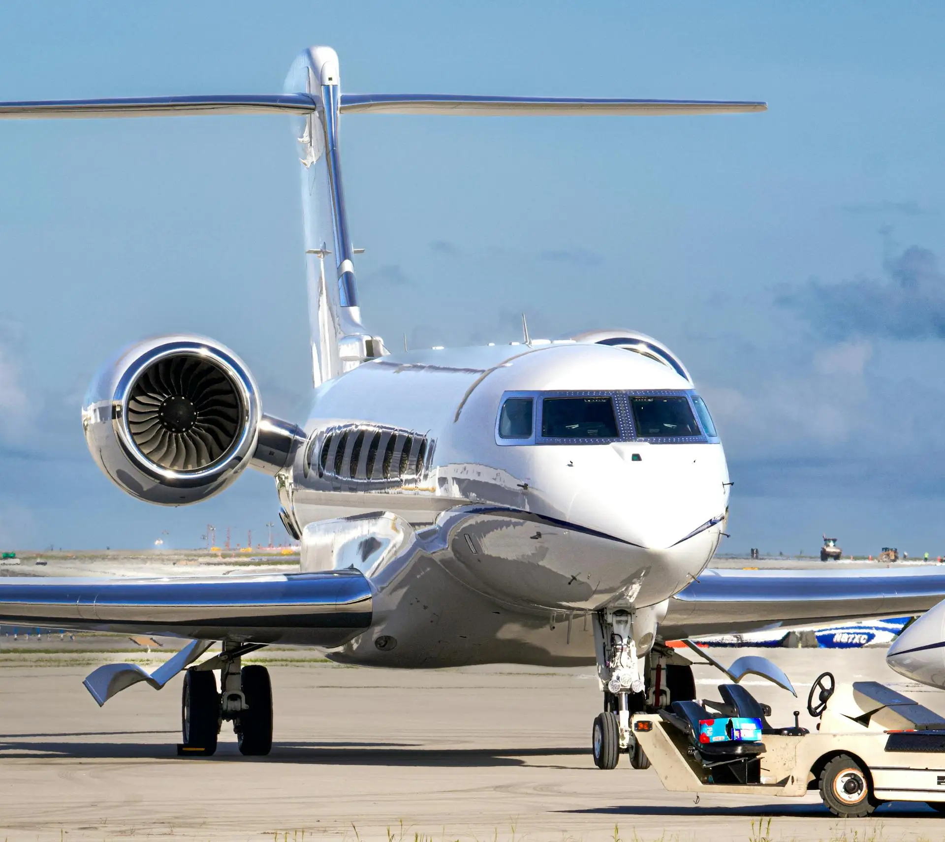Avion d’affaires sur le tarmac, prêt pour une mission