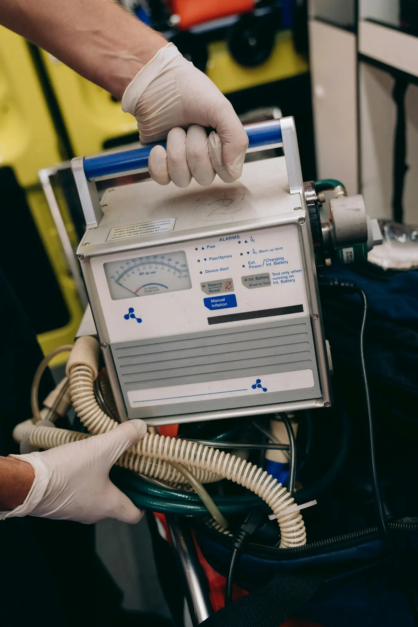 Soignant manipulant un respirateur de transport médical