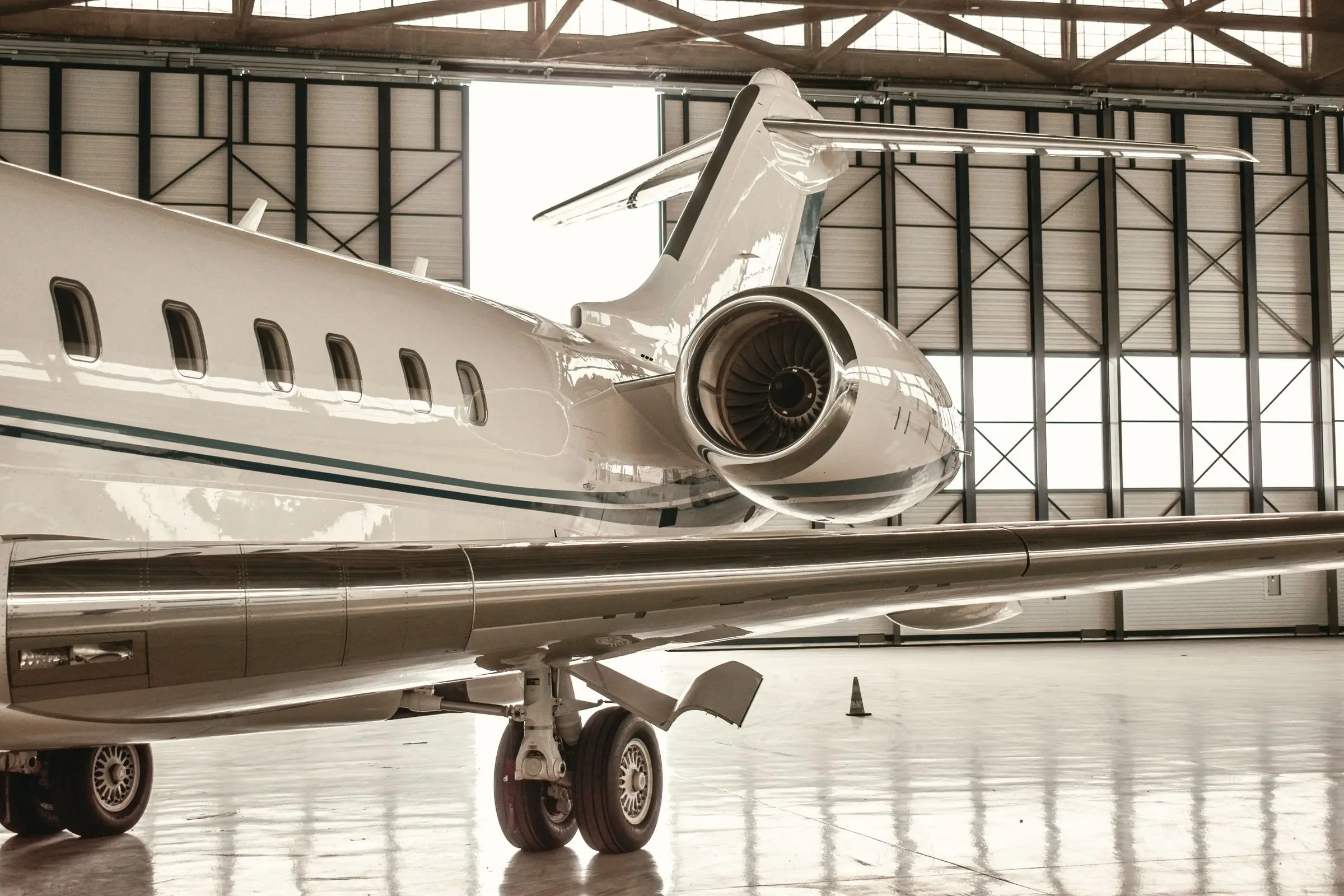 Avion d’affaires dans un hangar, préparé avant une mission