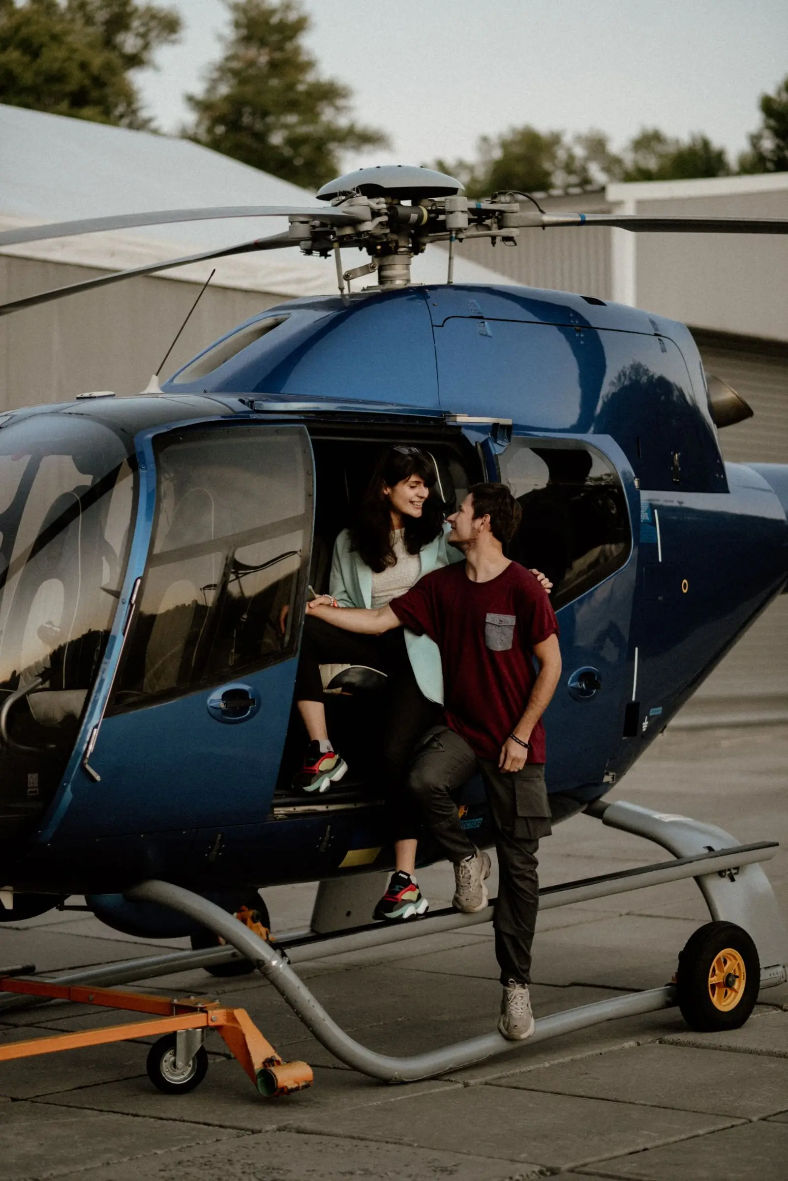 Un couple embarque à bord d’un hélicoptère pour une balade