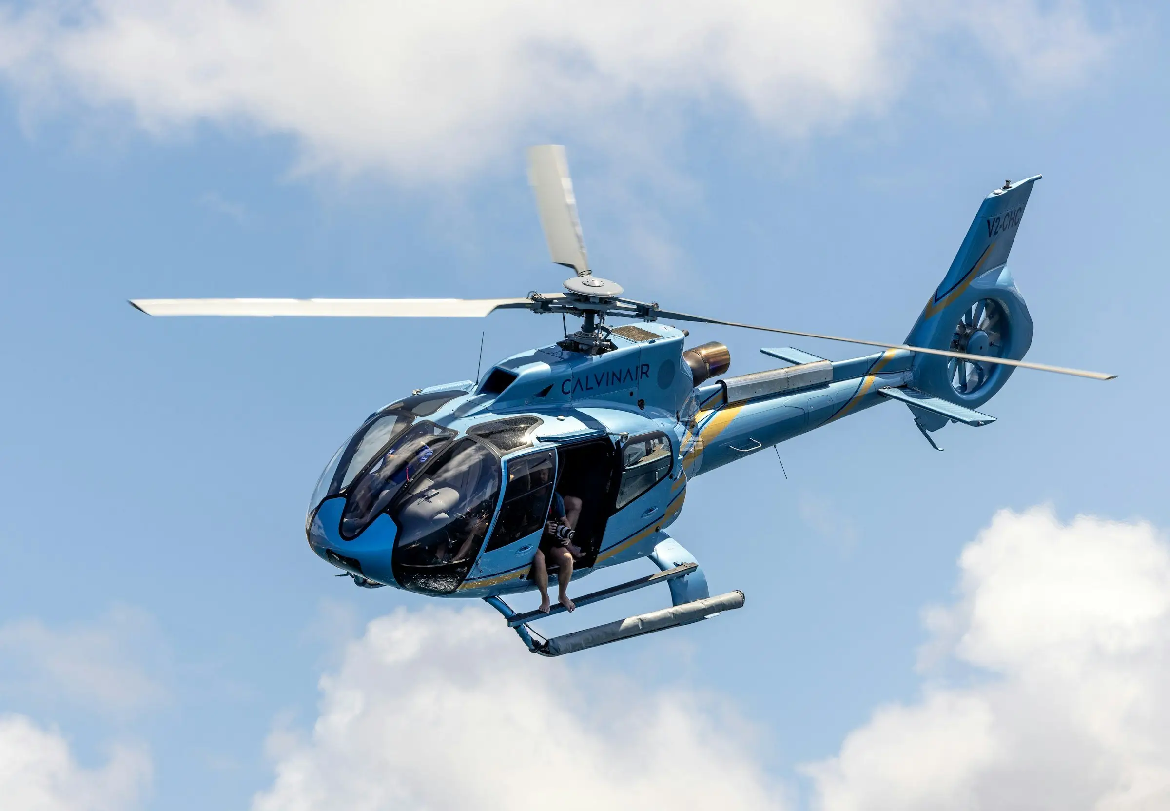 Hélicoptère en vol dans un ciel dégagé