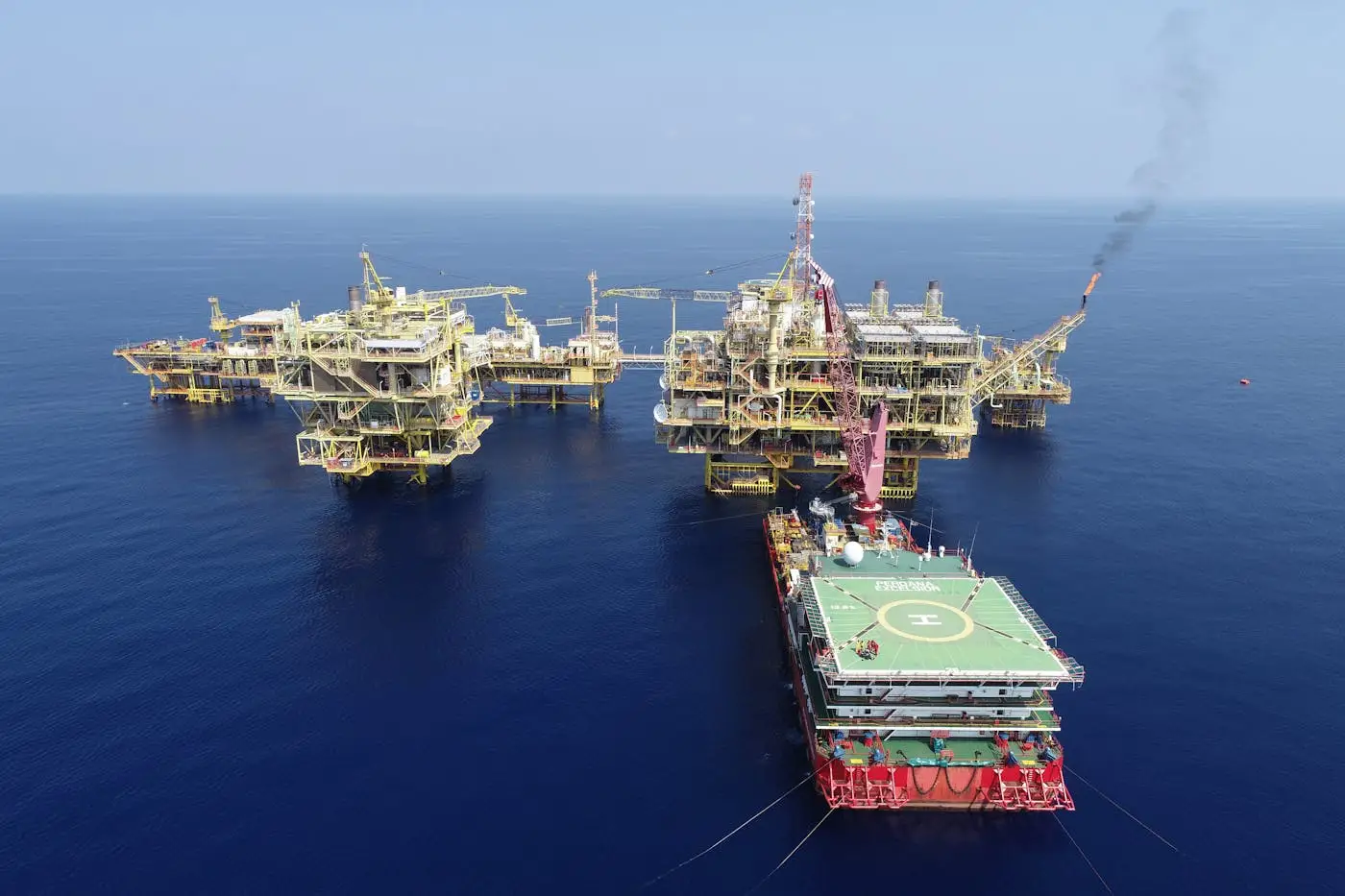 Plateformes pétrolières offshore avec hélipont