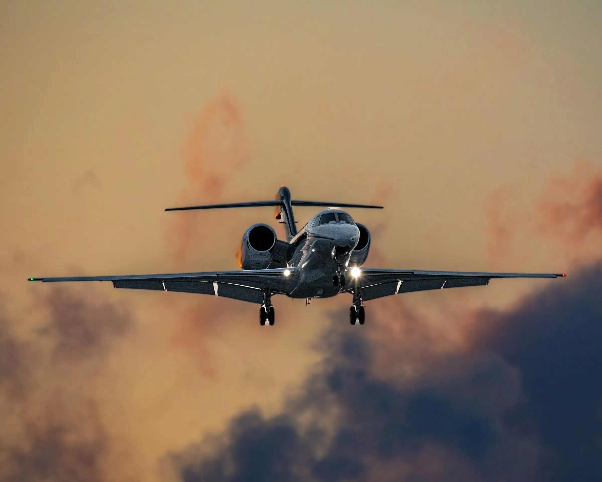 Jet privé en vol au coucher du soleil