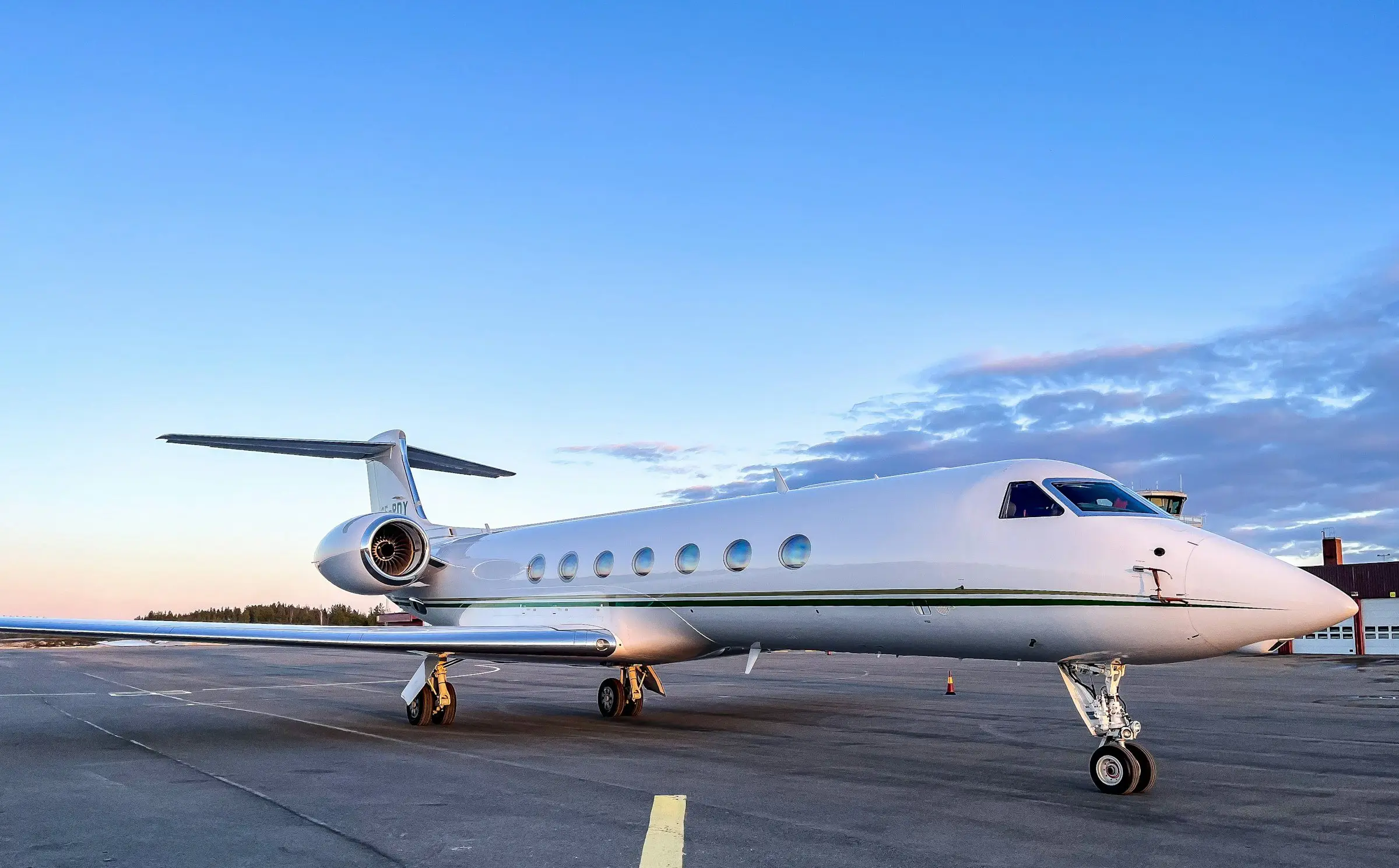 Jet privé stationné sur le tarmac à l’heure bleue