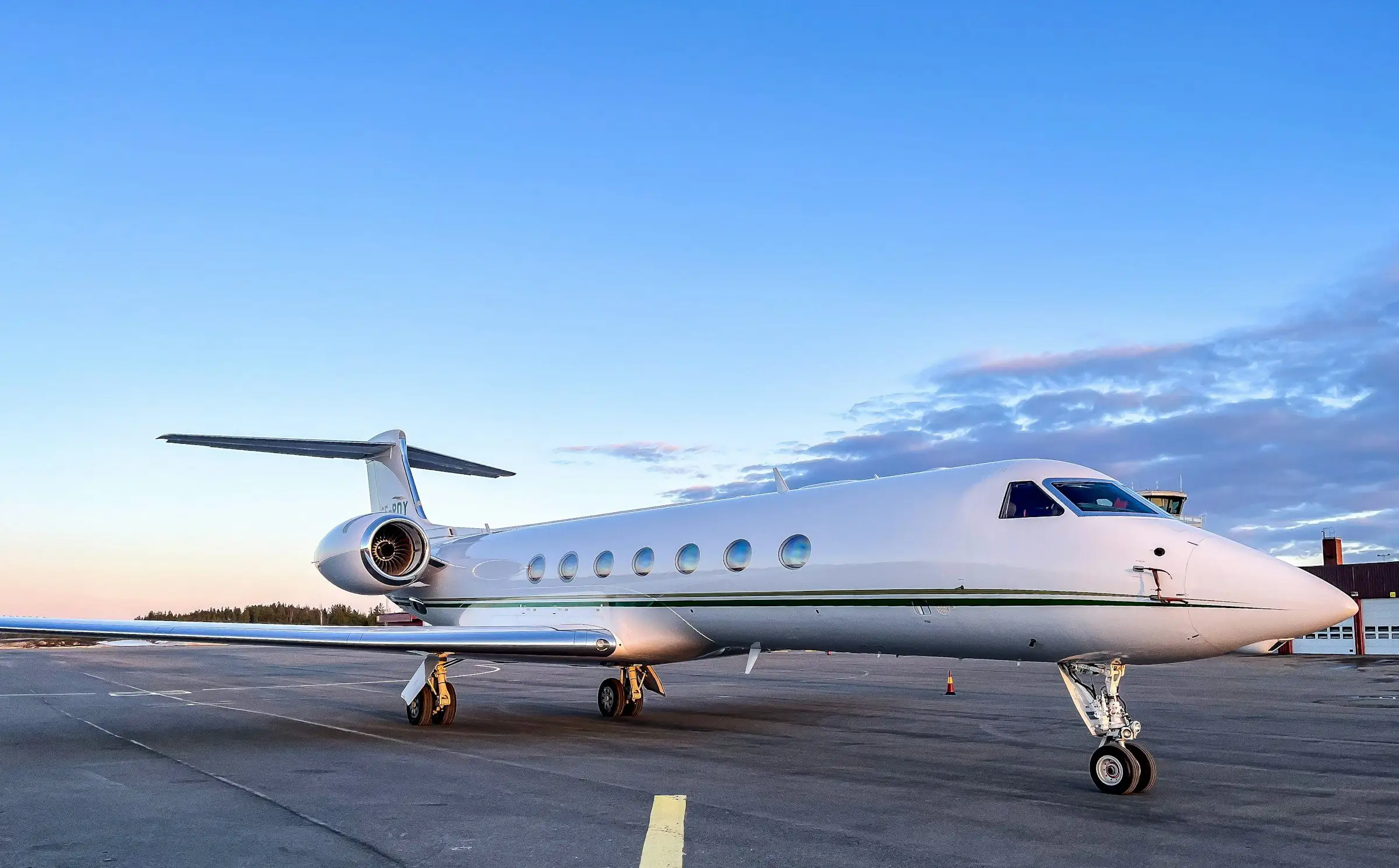 Jet privé sur le tarmac à l’heure bleue