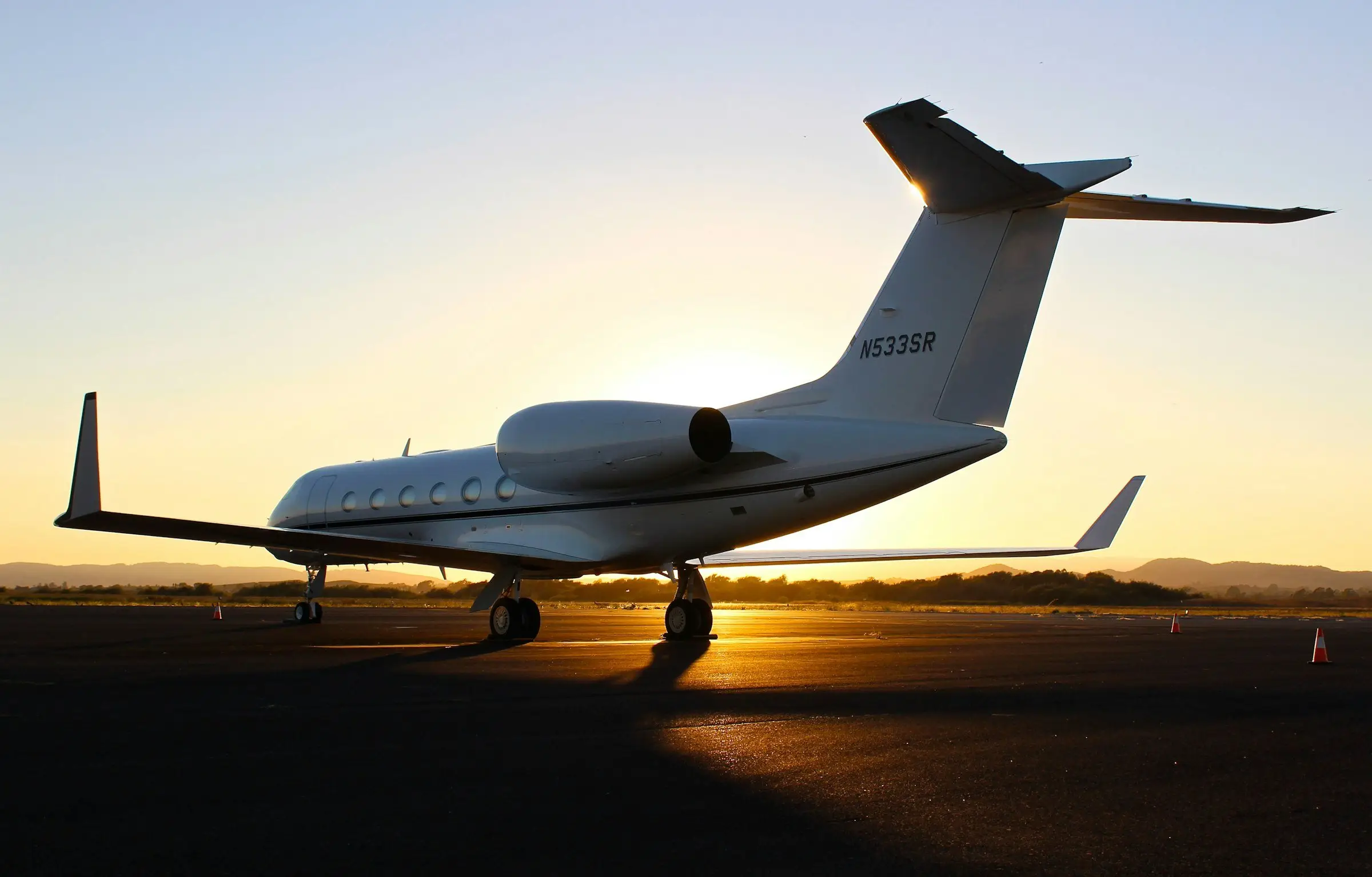 Silhouette d’un jet privé au coucher du soleil