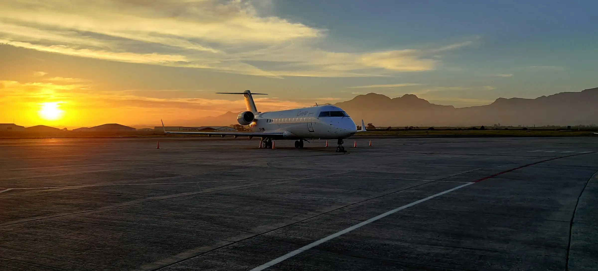 Jet privé sur l’aire de stationnement au coucher du soleil