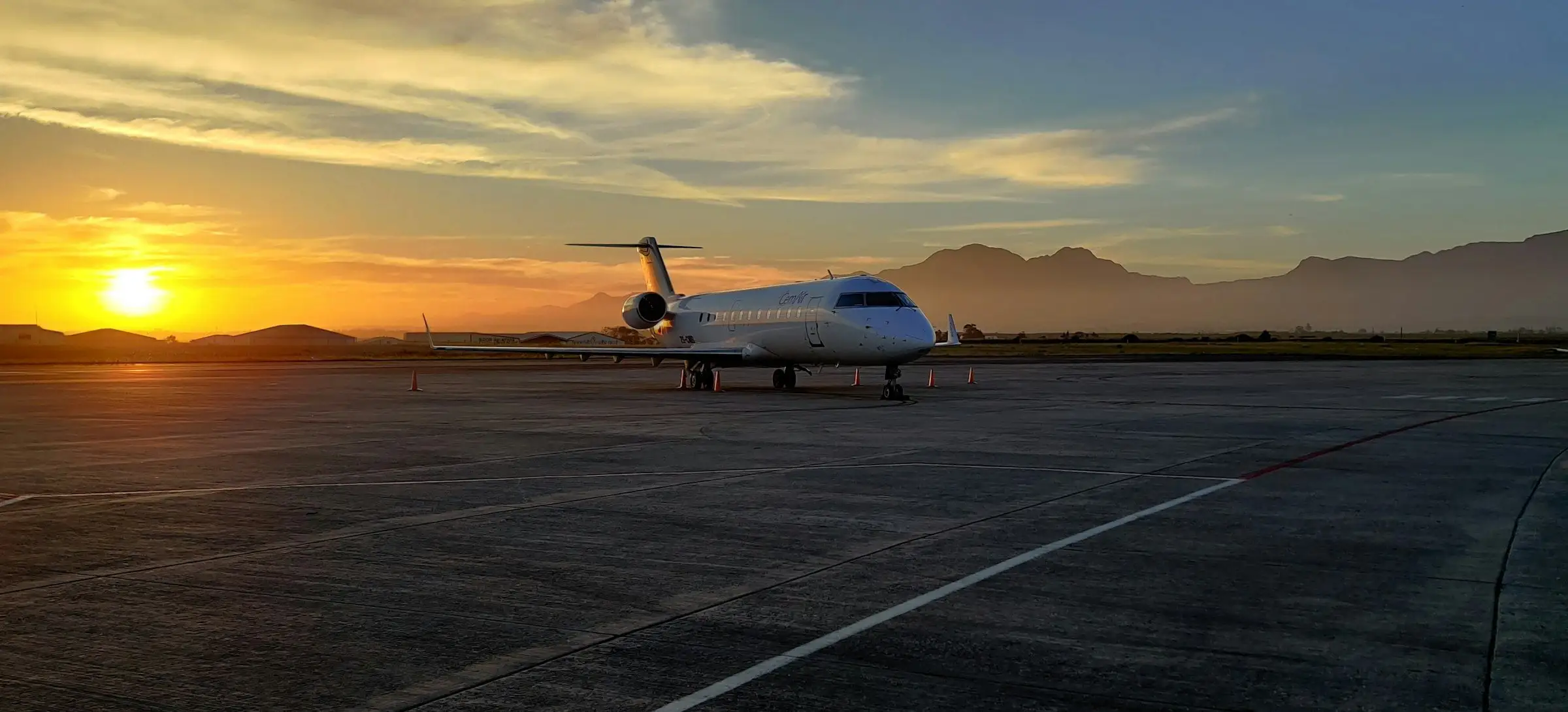 Jet privé sur l’aire de stationnement au coucher du soleil