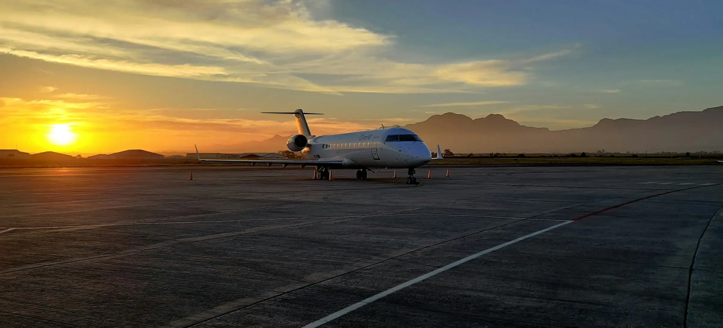 Jet privé sur l’aire de stationnement au coucher du soleil