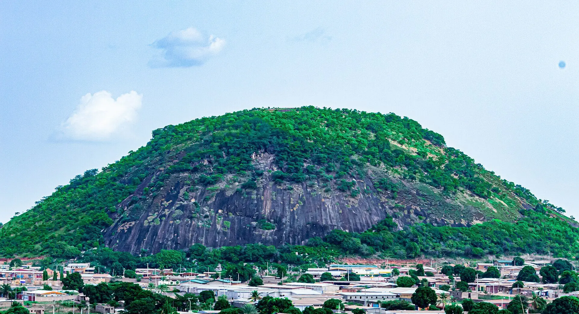 Le mont Korhogo dominant la ville de Korhogo, dans le nord de la Côte d’Ivoire