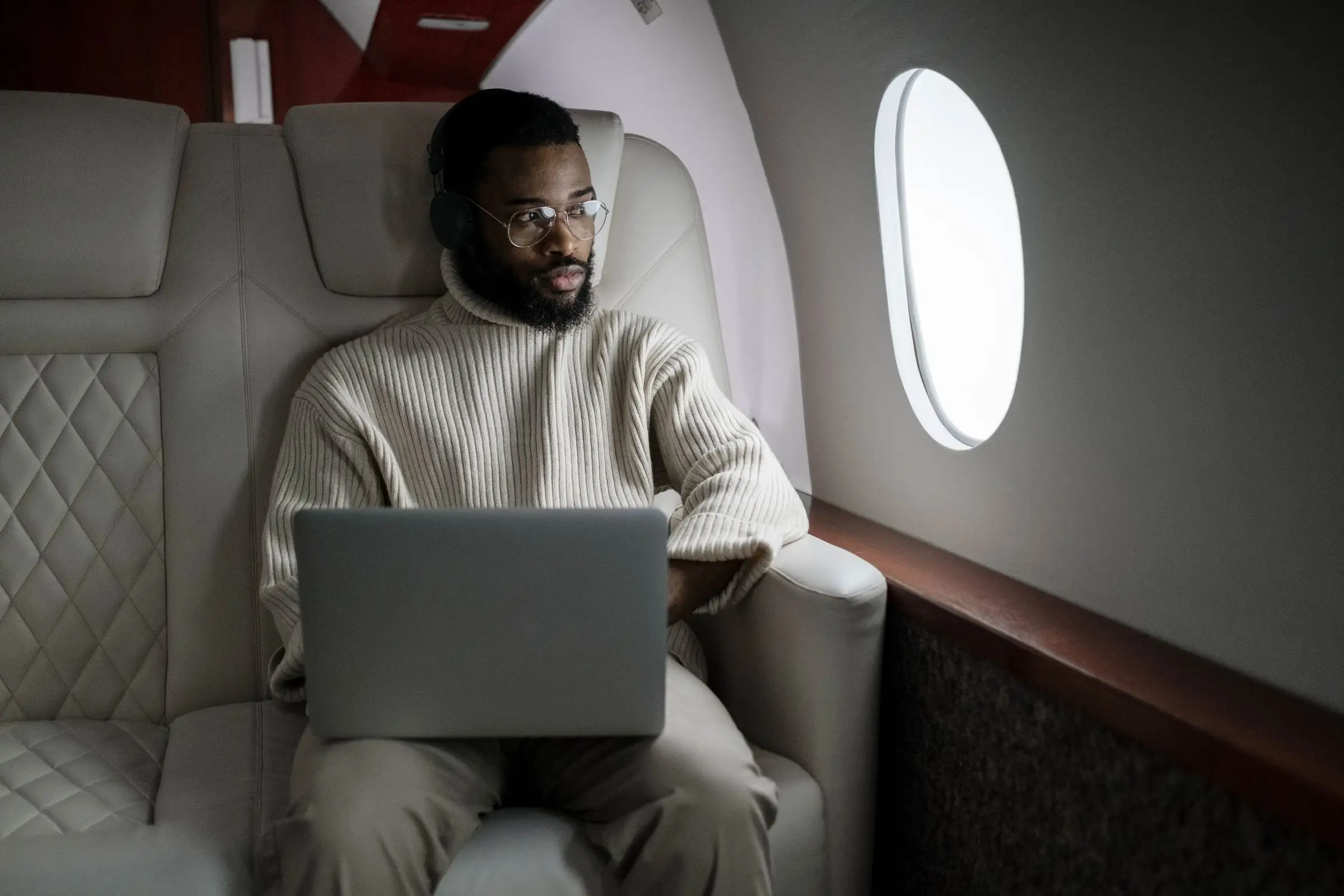 Passager travaillant sur son ordinateur à bord d’un jet privé