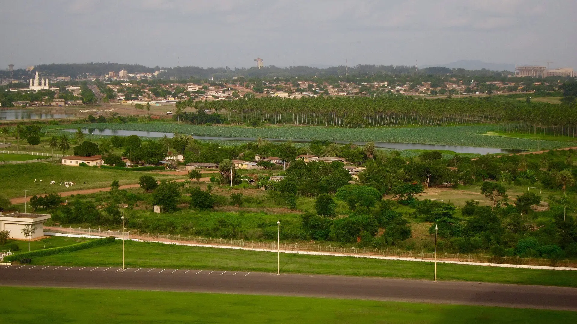 Vue de Yamoussoukro et de ses lacs depuis la basilique Notre-Dame de la Paix